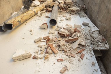 Sıva duvarları ve pvc boruları olan bir evde iç dizayn atığı işe yarıyor.