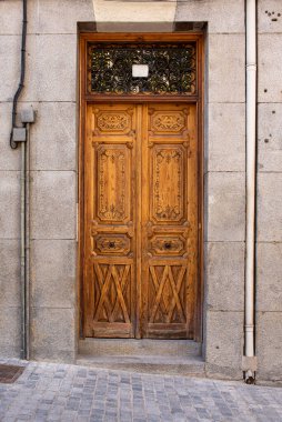Bir Avrupa şehrinde 100 yıldan eski bir taş binanın ahşap giriş kapısı.