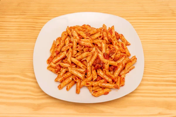 Eenvoudige Heerlijke Plaat Macaroni Met Chorizo Witte Plaat Lichte Houten — Stockfoto