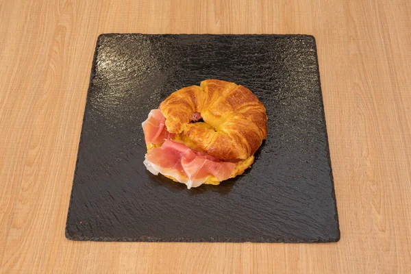 Warme Boter Croissant Gevuld Met Serrano Ham Klaar Voor Een — Stockfoto