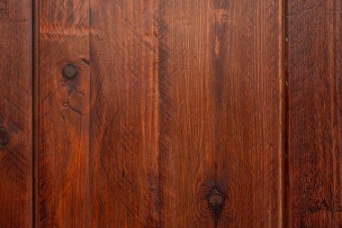 Tahta kalas, testere izleri ve koyu düğümler, kırmızımsı bir tonda cilalanmış. Vektör ahşap doku arkaplanı