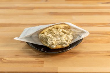Popüler Venezuela arepa tarifi kraliçe pepiada mayonez, doğranmış tavuk ve mısır keki ile dolu avokado.