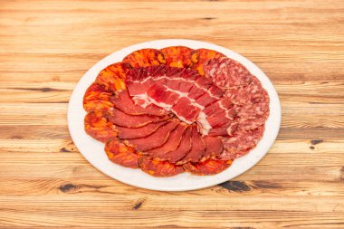 İspanyol tapa sosisi, sucuklu, salçalı, embuchado fileto ve İber jambonlu.