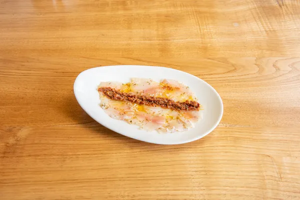 Hiszpańskie Borriquete Fish Sashimi Oliwą Oliwek Pieprzem Białym Talerzu Drewnianym — Zdjęcie stockowe