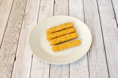 Kızarmış mozzarella çubukları aperatif olarak servis edilir.