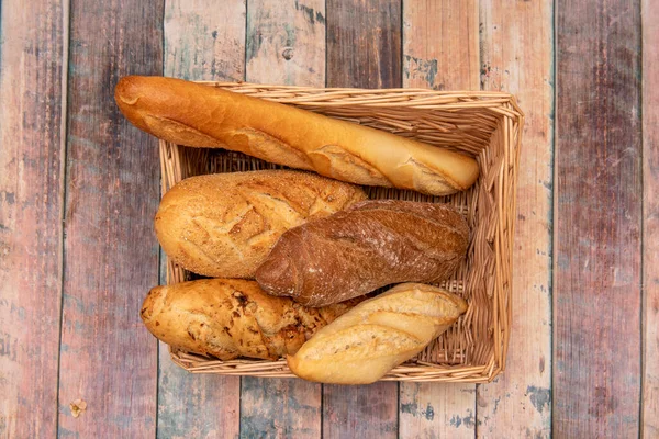 Korg Med Olika Sorters Bröd Bybröd Rågbröd Lökbröd Baguette — Stockfoto