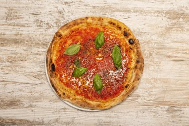 Domatesli pizza tarifi ve deniz ürünleri ve fesleğen yapraklı mozarella peyniri.