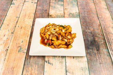 Çin usulü kung pao tavuğu fındıklı, tavuklu ve soya soslu.