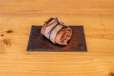 Krep rulosu krema, çikolatalı kurabiye ve kakao tozuyla dolu.