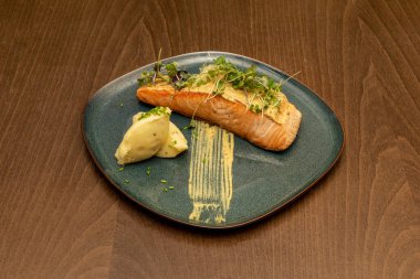 Kızarmış somon için harika bir tarif sebze lahanası ve patates püresi.