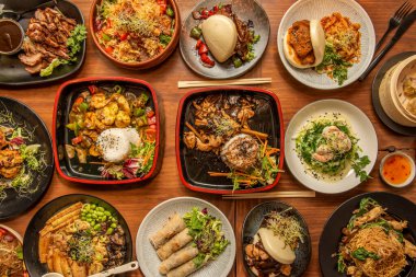 Asya yemekleri, bao ekmeği, erişte, karides, karides, bambu ve domuz etli ramen, edamamlı miso ramen, Vietnam dürümü, kızarmış ördek ve tatlı patates eriştesi.