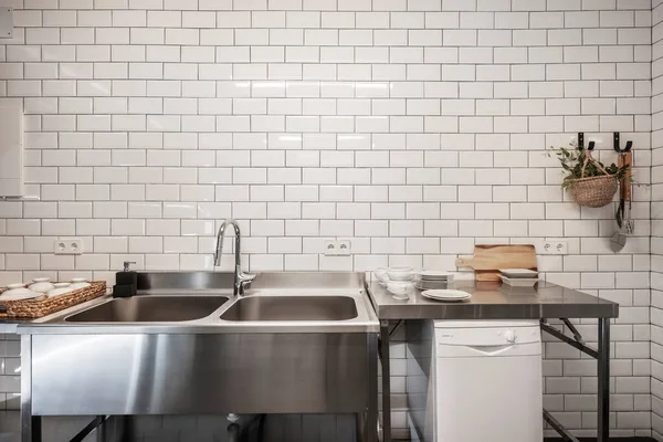 白いタイルと工業用キッチンのステンレス製の家具 — ストック写真
