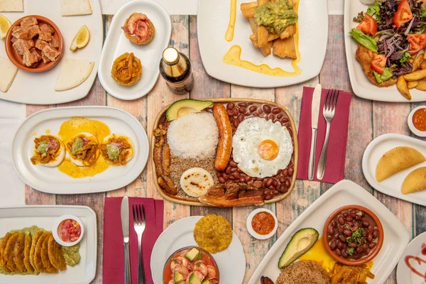 Conjunto Deliciosas Receitas Comida Colombiana Mesa Madeira Com Bandeja Paisa — Fotografia de Stock