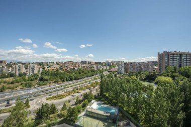 Madrid 'in kuzeybatısındaki terasta bir apartmanın manzarası.