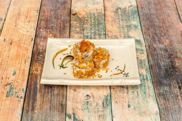 Chrupiąca Cebula Uramaki Kawałki Sushi Wodorostami Nori Surimi Dojrzałym Awokado — Zdjęcie stockowe