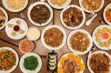 Çin restoranında pişirilen yemekler, portakal ördeği, wakame salatası, pirinç eriştesi, udon eriştesi, bambu ve mantarlı sığır eti, biberli biftek, gyozas, üç lezzetli pirinç.