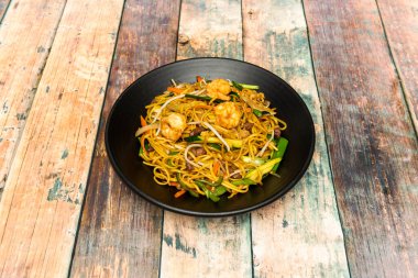 Bir soğan, bir parça kabak, biraz bezelye, bir parça tofu, birkaç küp pastırma ya da pişirilmiş jambon, bir biftek, biraz rosto ya da domuz eti, biraz karides, biraz yumurta, biraz fasulye filizi, bir havuç, biraz karides.