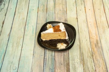 Latin Amerika üç çeşit sütle yıkanmış sünger kekinden oluşan sütü, yoğun kremayı ve konsantre sütü kapsıyor.