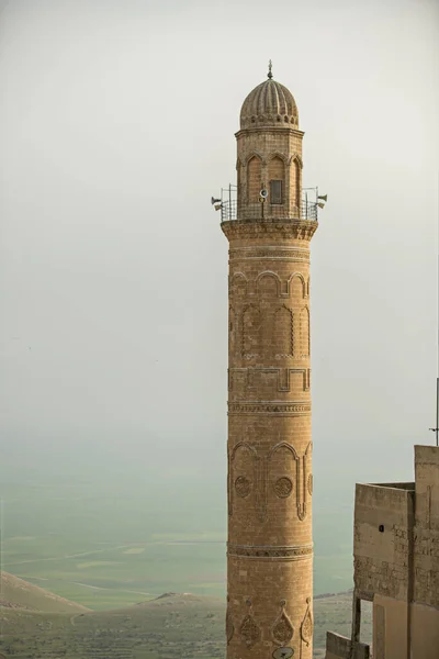 Starożytny Minaret Zbudowany Cegieł Piaskowcowych Głośnikami Płaskorzeźbami Pewnego Dnia Pyłu — Zdjęcie stockowe