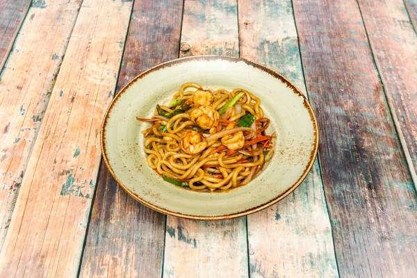Udon eriştesi karidesli tipik bir Japon yemeği türüdür. Sokak tezgahlarında, en seçkin restoranlarda olduğu gibi..