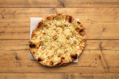 Beyaz pizza, mozzarella peyniri, gorgonzola, jambon, armut ve ceviz.