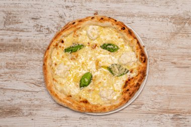 İtalyan quattro formaggi, mozzarella, gorgonzola, fontina ve parmesan pizza. Bu peynirlerin hepsi eriyebilir. Domates sosunda eriyorlar, ya da domatessiz tarifler de var.