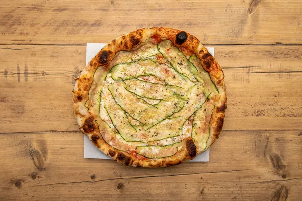 Kabak ve hafif peynirli pizza, çok kolay ve sulu ince dilimler halinde kabak, mozzarella peyniri ve kekik otu sayesinde.