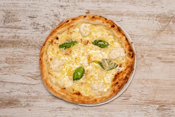 İtalyan quattro formaggi, mozzarella, gorgonzola, fontina ve parmesan pizza. Bu peynirlerin hepsi eriyebilir. Domates sosunda eriyorlar, ya da domatessiz tarifler de var.