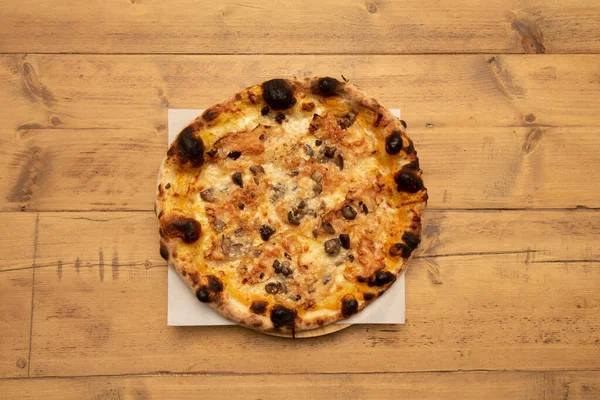 Amatriciana Bianca, guanciale ve rendelenmiş pecorino peyniri, mantar ve zeytinyağı ile hazırlandı.