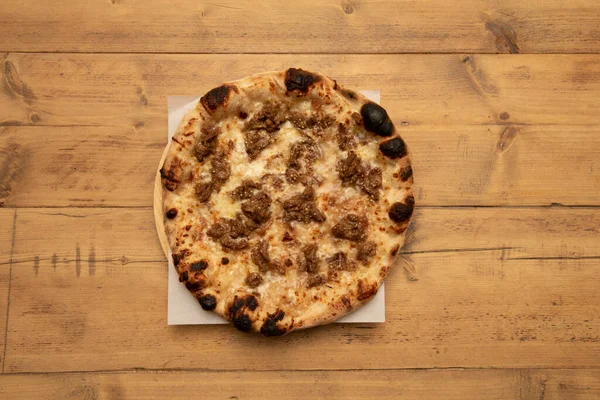 Ev yapımı buğday unlu hamur pizza, yaban domuzu eti güveci ve mozzarella peyniri.