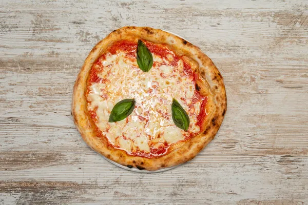 Pizza Tipica Napoletana Margherita Base Pomodoro Mozzarella Basilico Fresco Sale — Foto Stock