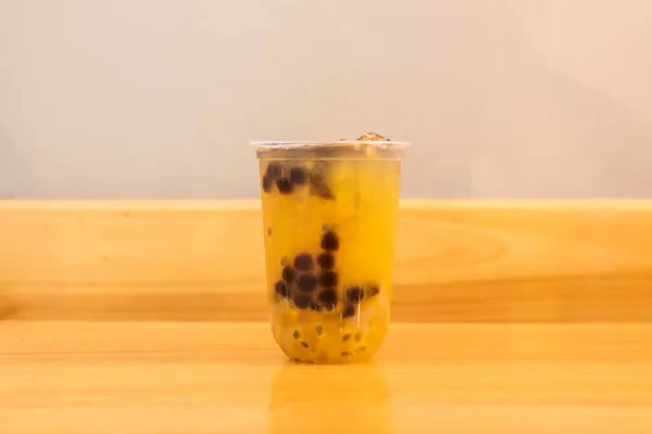 泡や真珠の入ったパッションフルーツのお茶は 英語では泡茶としても ボバとしても知られており 台湾で発明された甘い味のお茶です — ストック写真