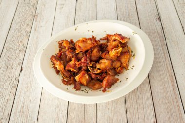 Izgarada kızartılmış kulak, beyaz tabakta İspanyol tapası.