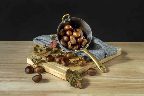 Nature Morte Avec Casserole Châtaignier Rôti Sur Table Bambou Tissu — Photo