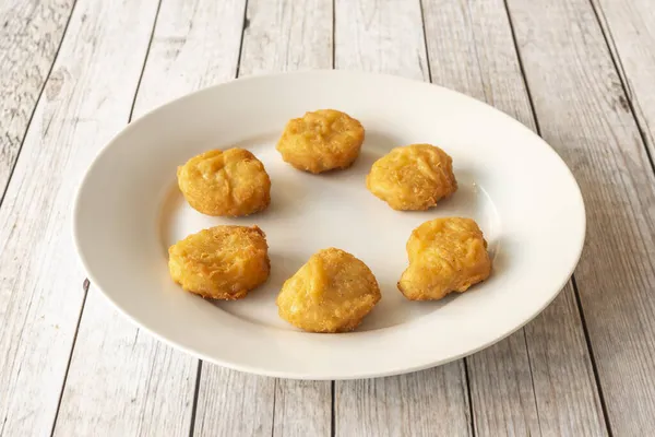 Nuggets Pollo Frito Mezclados Harina Huevo Plato Blanco — Foto de Stock