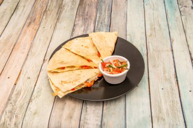 Üç peynir ve lezzetli sebzelerle doldurulmuş bu quesadilla 'nın tadını çıkarın..