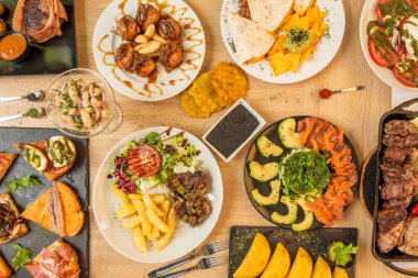 Latin mutfağı ve füzyon yemekleri hazır. Wakame salatası, füme somon ve avokado, chia, ızgara, quesadilla, burrata salatası, mısır böreği, patates ve karides.