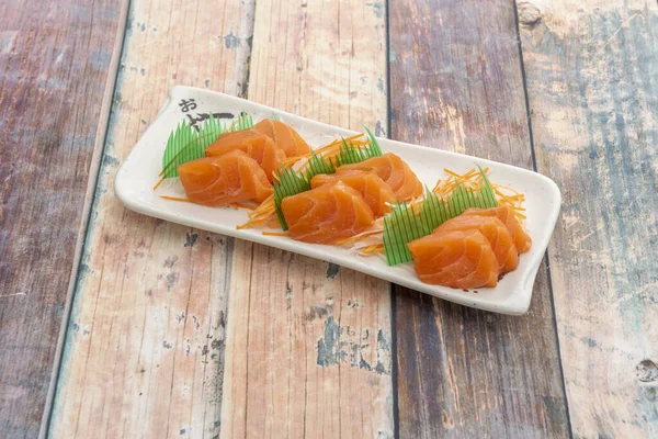 Sashimi, bir carpaccio kadar çok olmasa da ince dilimlenmiş çiğ deniz ürünlerinden veya balıklardan oluşan bir Japon yemeğidir. Bir sos ve rendelenmiş daikon turpu gibi basit bir sosla servis edilir.