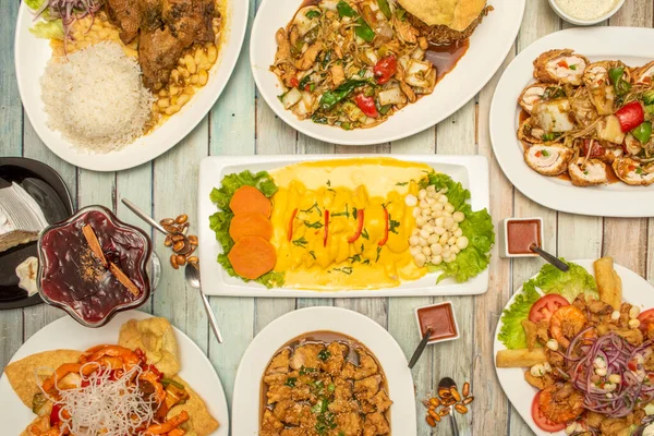 Tipik Peru tarifleri, huancaina patatesleri, balık tiradto, pilavlı kızarmış ördek, wantan, mor labirent, rulo tavuk, lomo saltado, deniz ürünleri jölesi.
