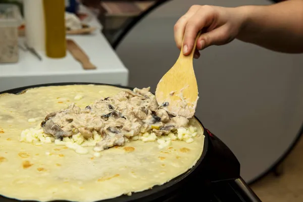 Mani Cuoca Che Cucinano Una Crespella Salata Con Funghi Pollo — Foto Stock