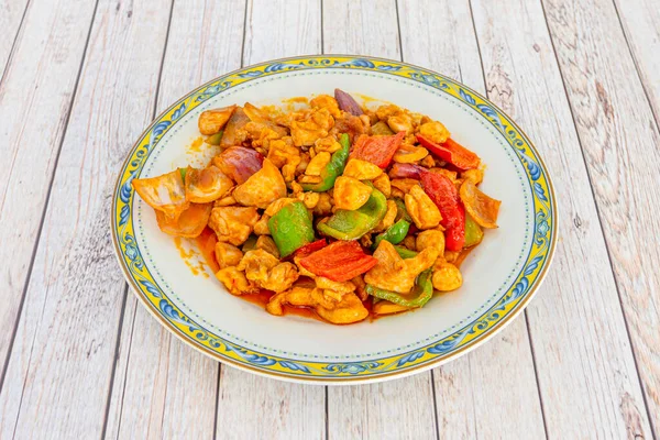 Delizioso Pollo Con Verdure Cipolle Con Salsa Tailandese Piatto Bianco — Foto Stock