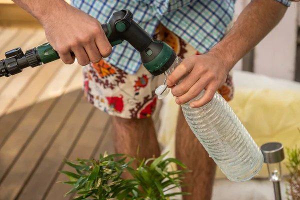 Hombre Vestido Con Una Camisa Cuadros Llenando Una Botella Agua —  Fotos de Stock