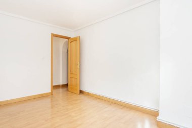 Açık meşe zeminli boş oda ve beyaz boyalı duvarlı marangoz.