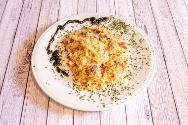 Sonbahar mantarlı risotto, taze mantarlı, bu yemek lezzetli. Herkes sever ve proteinlerini mantar etinden alan vejetaryenler için uygundur..