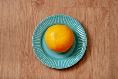 Meyveleri için yetiştirilen greyfurt, muhtemelen pampelmuse ile Karayip Denizi 'ndeki tarlalarda yetişen tatlı portakal arasında kendiliğinden üretilen bir hibrittir.