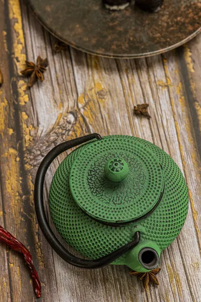 Традиционный Зеленый Кованый Железный Чайник Служить Чай Азии — стоковое фото