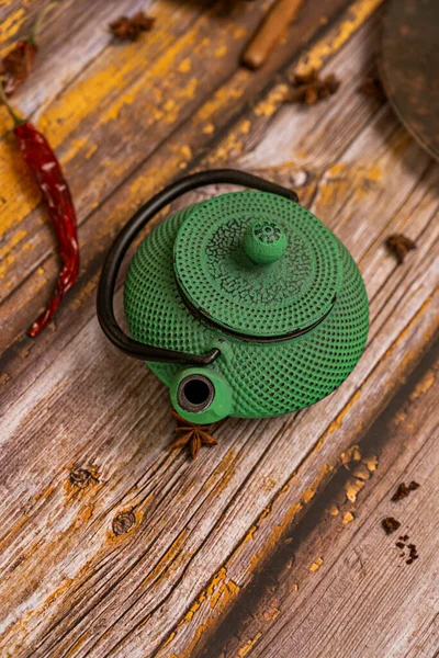 Tradycyjny Zielony Kutego Żelaza Czajniczek Służyć Herbaty Azji — Zdjęcie stockowe