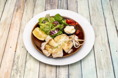  Mürekkep balığı, mürekkep balığı, mürekkep balığı, mürekkep balığı ya da deniz kabuğu olarak bilinen sefalopod yumuşakçaları. Bunu pişiriyoruz ve adı ızgara mürekkep balığı.