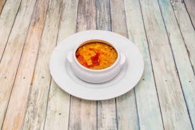 Kastilya çorbalı beyaz kase, asırlık yemek tarifi.