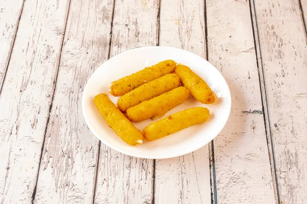 Mozzarella çubukları uzun mozzarella peyniri parçalarıdır, haşlanmış, ekmeklenmiş ve kızartılmıştır. Genellikle restoranlarda aperatif olarak servis edilir.